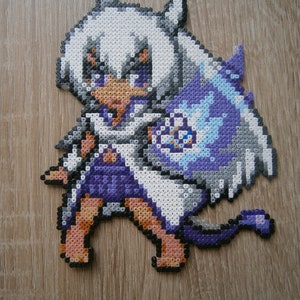 Peut inclure: Un personnage en perles perlées blanches et violettes avec de longs cheveux blancs et une queue violette et bleue. Le personnage porte une robe blanche et violette et a un motif en perles perlées bleues et blanches sur le dos.