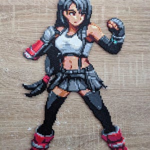 Könnte beinhalten: Eine Pixel-Art-Figur einer weiblichen Figur mit schwarzen Haaren, einem weißen Tanktop, einem schwarzen Rock und schwarzen Stiefeln. Die Figur ist aus bunten Perlen gefertigt und in einer Kampfpose dargestellt.