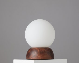 Lampe Moondrop Noyer | Lampe de table | Lampe globe | Lampe lune | Lampe en bois | Bois de récupération