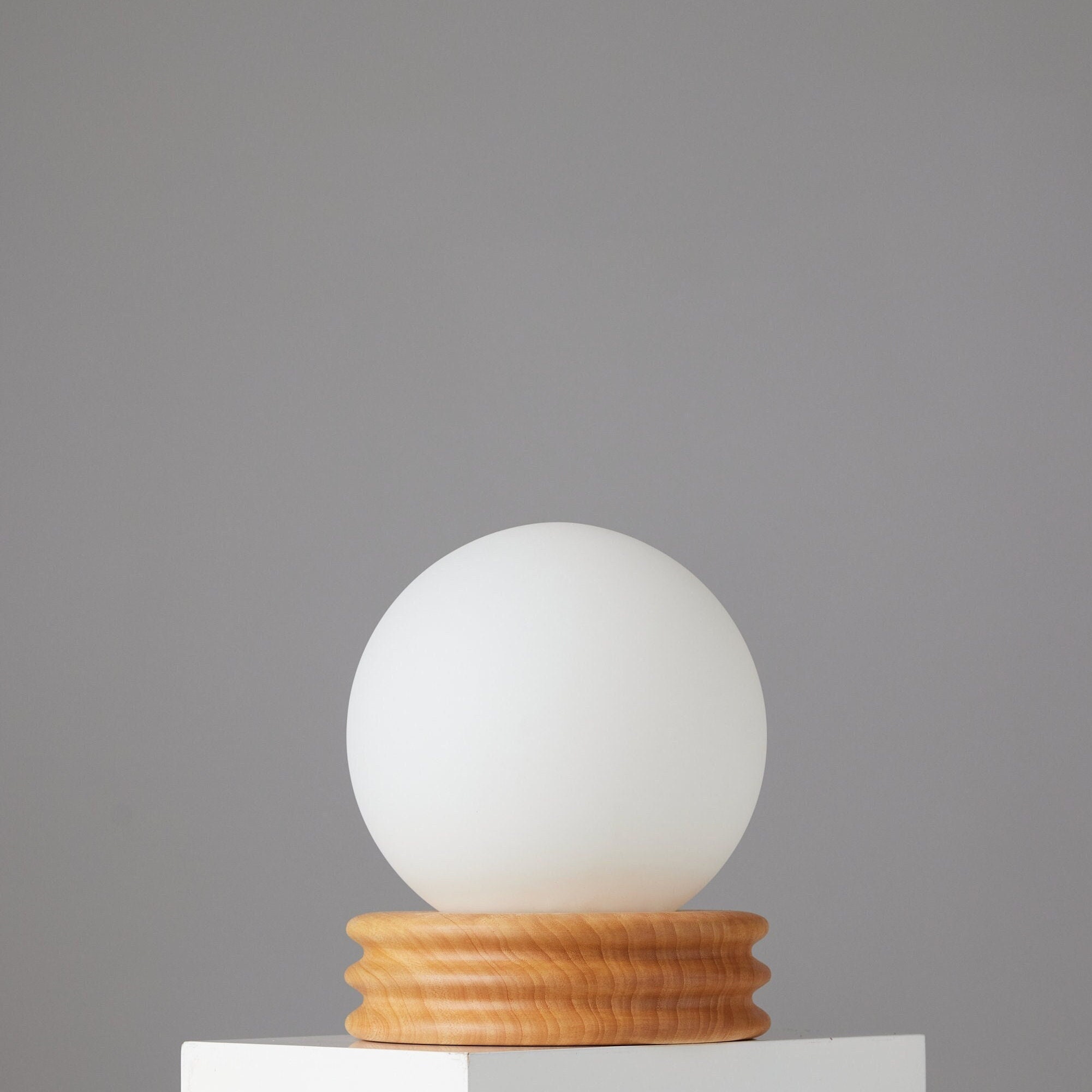 Lampe Moonwake en frêne | Lampe de table | Lampe globe | Lampe lune | Lampe en bois | Bois récupéré | Variateur d'intensité lumineuse