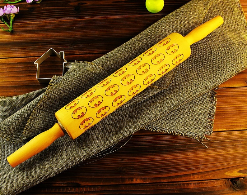 Kids Baking Tool EWRP527 Embossed Roller Stamp 30/% OFF Betman logo Engraved Embossing Rolling Pin Cookie Clay Embosser
