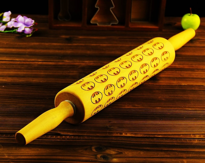 Kids Baking Tool EWRP527 Embossed Roller Stamp 30/% OFF Betman logo Engraved Embossing Rolling Pin Cookie Clay Embosser