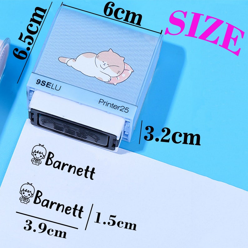 May include: A blue self-inking stamp with a cat design and the text "Printer25". The stamp measures 6 cm by 6.5 cm and has a 3.2 cm ink pad. The stamp is used to create a personalised signature with the name "Barnett" and a small cartoon boy.