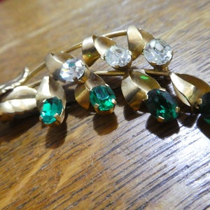 Stunning vintage 50&#39;s Green and clear stone Flower sprig brooch, stunning!