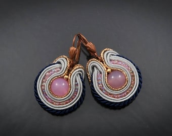 Soutache Ohrringe mit goldenem Glascaboshon