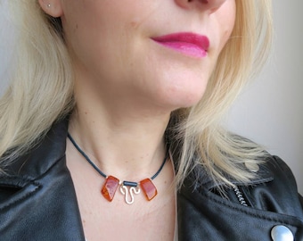 Ketting met gehamerde zilveren en Baltische stenen / ketting met stenen / boho ketting / korte ketting