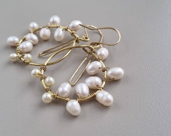 Hoops earrings with pearls// round earrings