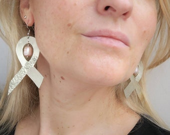 Longues boucles d’oreilles ruban argenté avec perles / boucles d’oreilles arc / boucles d’oreilles déclaration