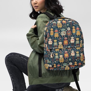 Peut inclure: Un sac à dos avec un motif répété de robots colorés sur un fond bleu canard foncé. Les robots sont dans des tons de jaune, orange, rouge et bleu. Le sac à dos a des bretelles noires et une poignée noire.