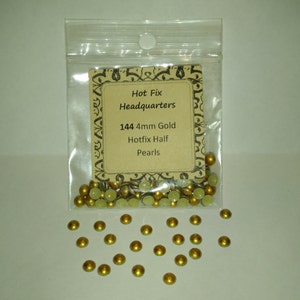 Puede incluir: Una bolsa de 144 medias perlas doradas de 4 mm para fijar en caliente de Hot Fix Headquarters.