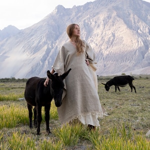 Pure Himalayan Wool Poncho, 100% Organic wool robe, Hand loomed poncho, Bohemian clothing, Warm winter robe, Boho kaftan, Wool kimono