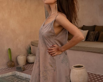 Vestido lencero de seda Ahimsa con estampado botánico rosa empolvado, teñido ecológico, lujo consciente, moda lenta