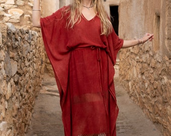 Roter Ahimsa Wildseidenkaftan mit Fransen, Maxi Boho Rohseidenponcho, Seidenvertuschung, gewaltfreier Seidenkaftan, zeremonieller Kaftan