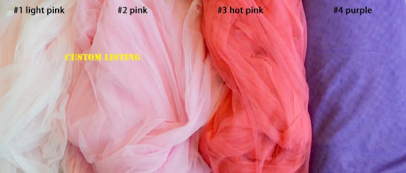 Puede incluir: Cuatro muestras de tejido de tul en diferentes colores: rosa claro, rosa, rosa intenso y morado. Las muestras est&aacute;n dispuestas una al lado de la otra y etiquetadas con los n&uacute;meros del 1 al 4. El texto "CUSTOM LISTING" es visible en el centro de la imagen.