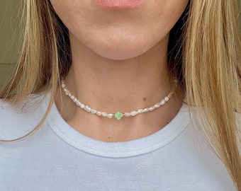 Gargantilla de trébol de jade verde y perlas, collar de cuentas de oro, collar de trébol de cristal verde, gargantilla de piedras preciosas, collar corto de perlas