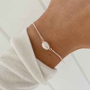Pearl Bracelet, Silver Beaded Bracelets, Mothers Day Minimalist Jewellery, June Birthday Gift, Dainty Silver Stacking Bracelets for Women