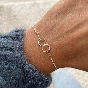 Dainty Silver Bracelet, Interlocking Circle Karma bracelet, Mother Daughter bracelet, Minimal Silver Jewellery, Be My Bridesmaid Gifts