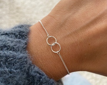 Dainty Silver Bracelet, Interlocking Circle Karma bracelet, Mother Daughter bracelet, Minimal Silver Jewellery, Be My Bridesmaid Gifts