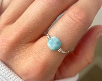 Anillo de larimar azul, anillo de plata de ley 925, anillos con gemas envueltas en alambre para mujer, joyería de plata 925, anillo apilable con piedra de nacimiento de cristal