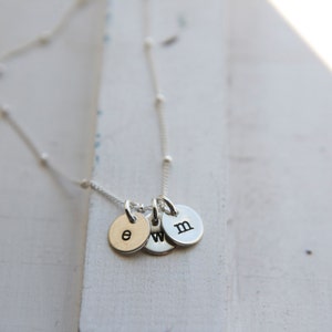 Pequeño collar de encanto de disco de plata de ley, tres collar inicial, joyería delicada carta delicada, pequeño collar de capas de todos los días simple