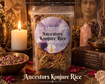 Puede incluir: Una bolsa de plástico transparente llena de arroz Ancestors Konjure, con una etiqueta circular que muestra el texto 'The Ancestors Collection' y 'Ancestors Konjure Rice'. Los granos están mezclados con hierbas secas y pequeños pétalos de flores rosas.