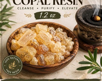 Può includere: Una ciotola di legno riempita con pezzi traslucidi di resina di copale giallo dorato. Il testo recita Kreative Vibrations, Copal Resin, 1.2 oz, Cleanse, Purify, Elevate, 100% Natural Tree Resin, Energy Cleansing, Purify Your Space, Meditation & Prayer, Ancestral Connection, Ritual & Altar Use, Sacred, Ancient, Intentional, Sold as a Curio.