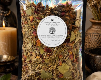 Puede incluir: Una bolsa transparente con acabado holográfico llena de una mezcla de hierbas secas, pétalos de flores y anís estrellado. Una etiqueta blanca circular presenta el texto Kreative Vibrations, The Ancestors Collection, Love Thy Ancestors, Honor, Connection, Guidance, Spiritual Bath.