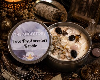 Puede incluir: Una lata de vela redonda de metal con una tapa que presenta el texto THE ANCESTORS Love Thy Ancestors Kandle. La cera blanca está cubierta con varias piedras lisas oscuras y claras, hierbas secas y elementos botánicos texturizados.