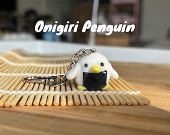 Llavero de pingüino Onigiri, lindo dije hecho a mano de arcilla polimérica, accesorio con temática de comida japonesa, idea de regalo única, llavero de animal, llavero para bolso