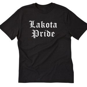 Peut inclure: T-shirt noir avec un texte blanc qui dit "Lakota Pride" dans une police gothique.