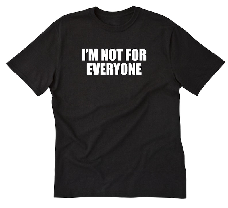 Op de afbeelding: Zwart T-shirt met witte tekst die "Ik ben niet voor iedereen." zegt.