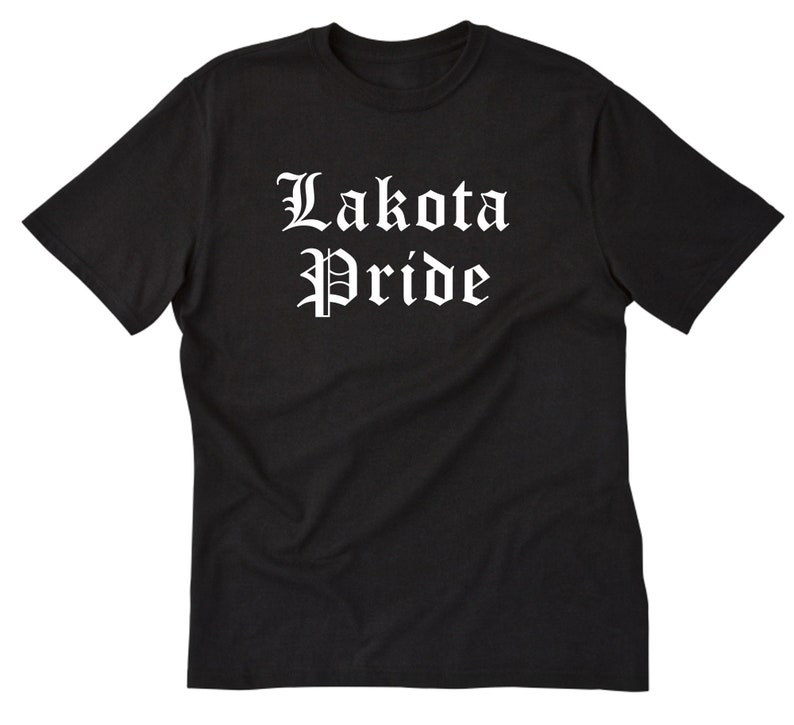 Peut inclure: T-shirt noir avec un texte blanc qui dit "Lakota Pride" dans une police gothique.