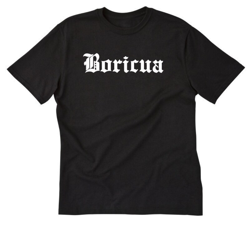 Pu&ograve; includere: Maglietta nera con la parola "Boricua" stampata in bianco in un font gotico.