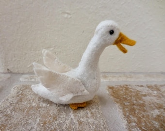 Oie en feutre blanche cousue main : petit animal de la ferme en peluche