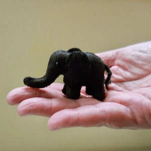 Zwarte miniatuurolifant, handgemaakt cadeau voor olifantenliefhebber, babyolifant, bedreigd dier