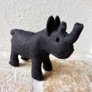 Zwarte vilten neushoorn, kleine opgezette neushoorn, bedreigde diersoorten cadeau neushoorn, zwarte neushoorn knuffeldier