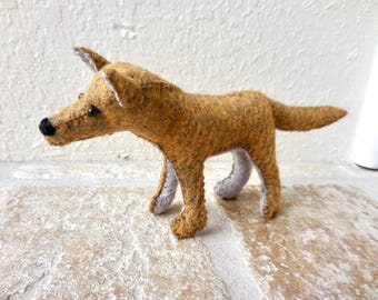 Petite sculpture souple en feutre de coyote : animal en peluche cousu main