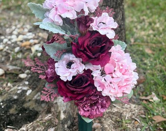 Kyrkogårdsbukett i rosa och vinrött - KLAR ATT LEVERERAS