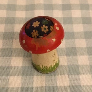 coussin vintage à broches en toadstool en bois peint à la main
