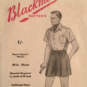Op de afbeelding: Een vintage naaipatroon voor heren shorts. Het patroon is voor een broek met een taille van 91 cm. Het patroon bevat ook instructies voor het maken van shorts met een taille van 71 cm en 81 cm. Het patroon is van Blackmore Pattern en is genummerd 7458.