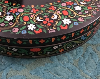 Large Vintage Flowery Huntley and Palmers Biscuit Tin