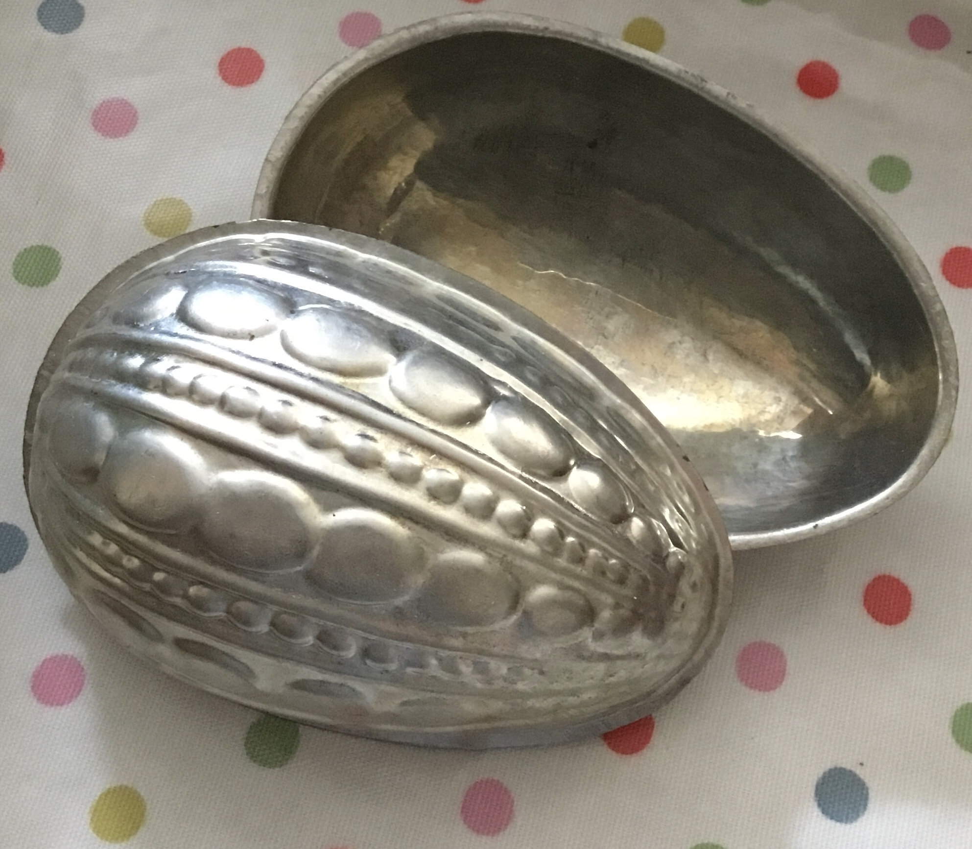 Egg shaped cake tin deals