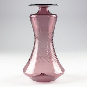 Vase en verre soufflé à la main violet Lauscha des années 60, Allemagne de l&#39;Est vintage, vase en verre violet du milieu du siècle