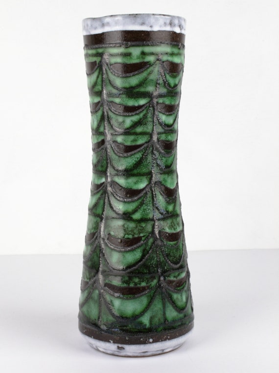 Strehla の背の高い緑と白のビンテージ陶器の花瓶。溶岩の装飾が施され