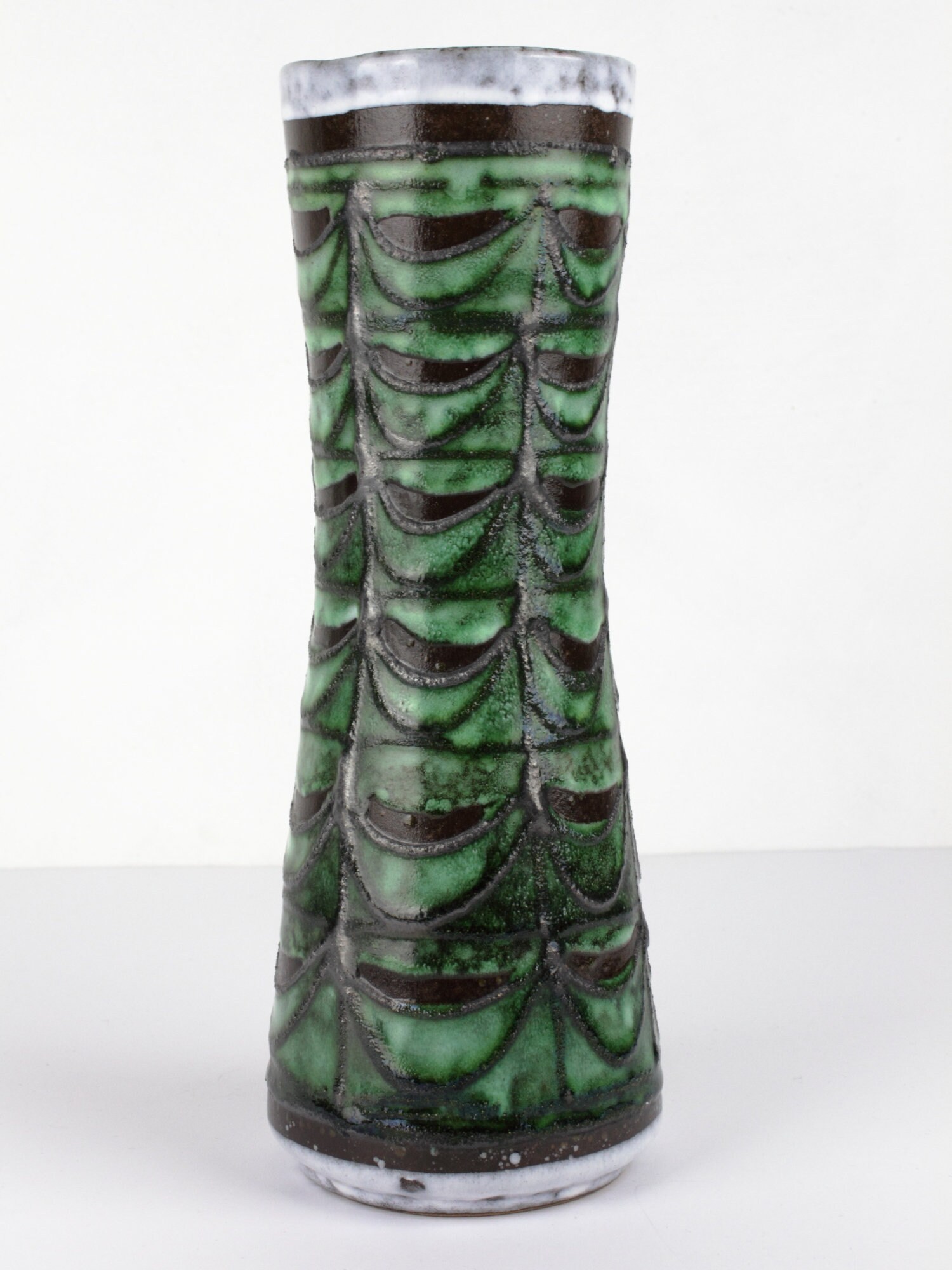 Strehla の背の高い緑と白のビンテージ陶器の花瓶。溶岩の装飾が施され