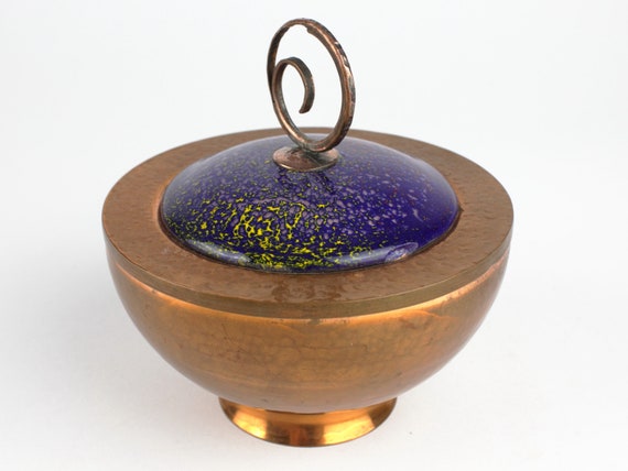 Mcm enamel copper box with cover, hammered knop, … - image 4