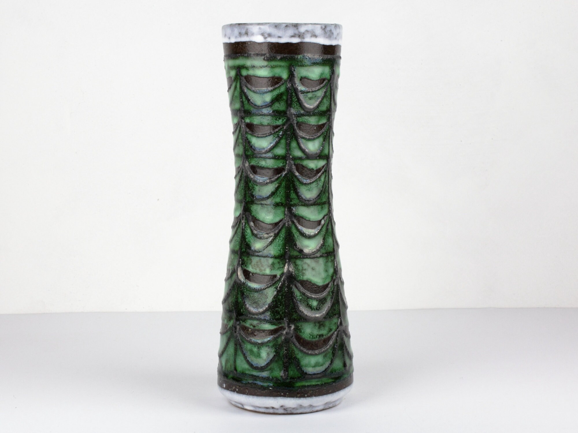 Strehla の背の高い緑と白のビンテージ陶器の花瓶。溶岩の装飾が施され