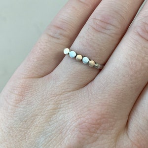 Minimalistische stapelbare vierkante ring met gemengde metalen kralen en 14k gold filled
