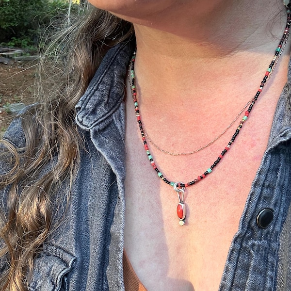 Pendentif en argent sterling corail rouge sur verre perlé et collier turquoise