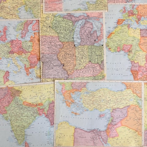 Peut inclure: Un assemblage de cartes du monde anciennes, représentant divers continents et pays. Les cartes sont dans des tons beige, rose, vert et bleu, avec des détails géographiques. Les cartes sont disposées en couches, présentant diverses régions.